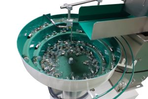 Vibratory feeder of S25 signal lamp
